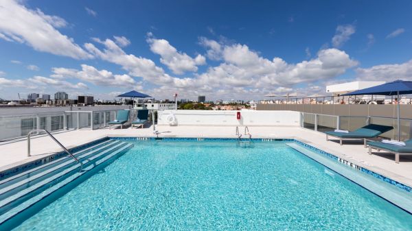 La piscine sur le toit de l'hôtel Penguin - Hôtel situé au bord de l'océan à Miami Beach